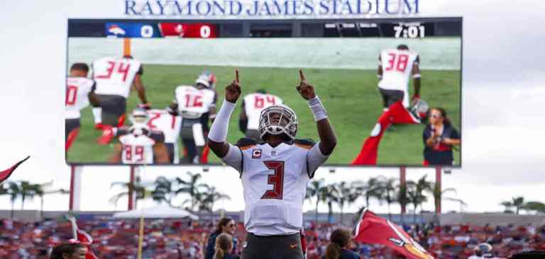 UR_10_dangers american football player pointing at the sky