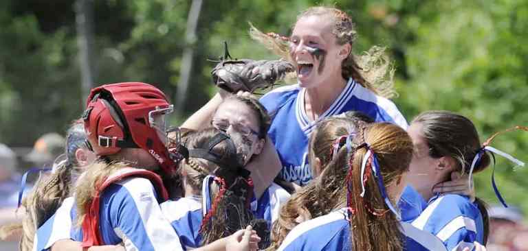 UR_great_teammate_part2 team of female softball players