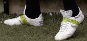 athlete cleats with Philippians 4:13 written on them