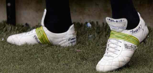athlete cleats with Philippians 4:13 written on them