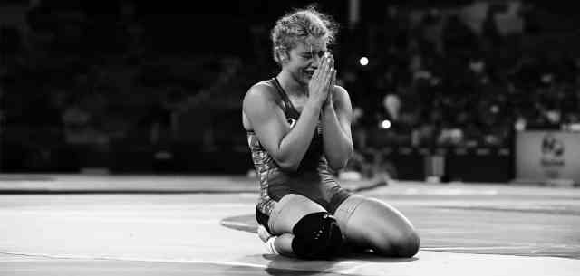 Helen Maroulis kneeling