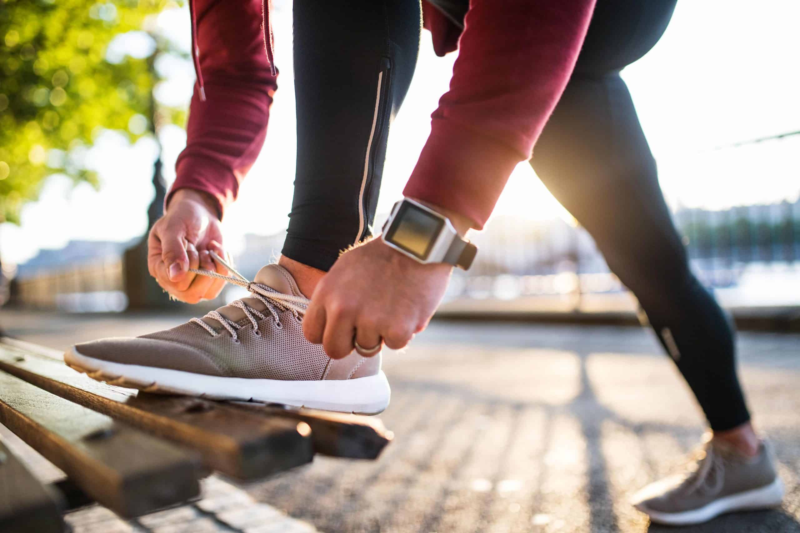 runner tying shoes