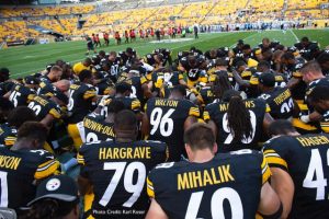Steelers kneeling on field