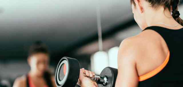 UR-2019_09_27_eatingdisorders female athlete lifting weights