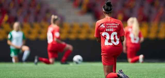 Brianne Reed and other soccer players kneeling
