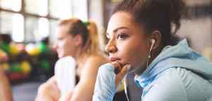 woman with earbuds in