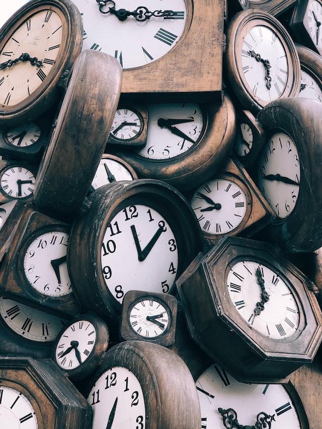 Lots of clocks in a pile with various times