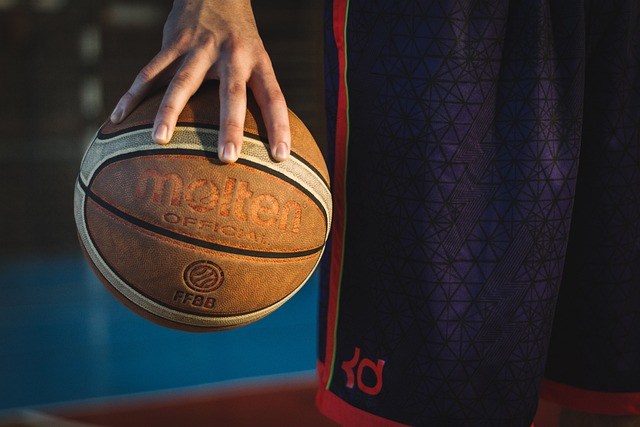 hand holding a basketball